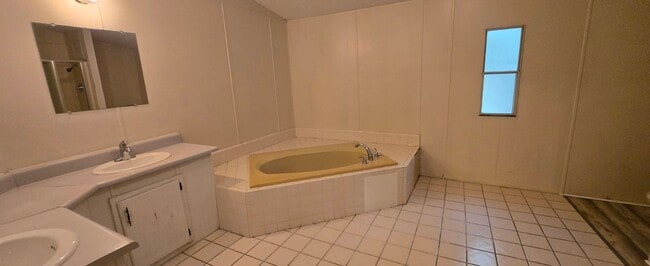 Building Photo - 400 Reneau St