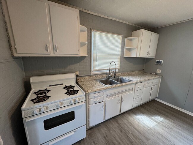 Building Photo - Eagledale 3 Bedroom 1 Bath