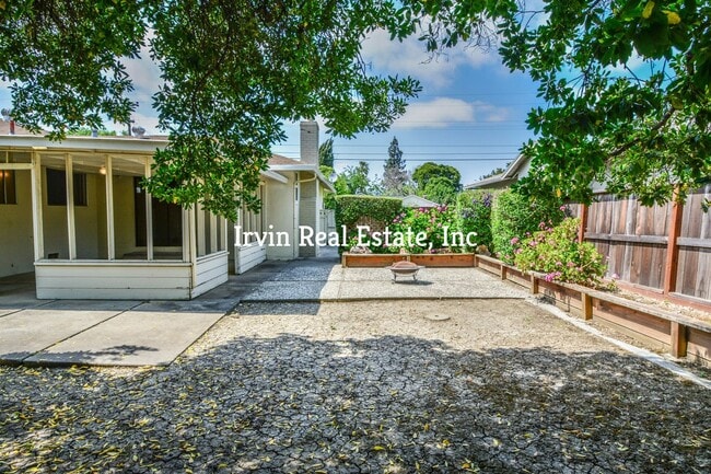 Building Photo - Nice 4 Bedroom Rancher