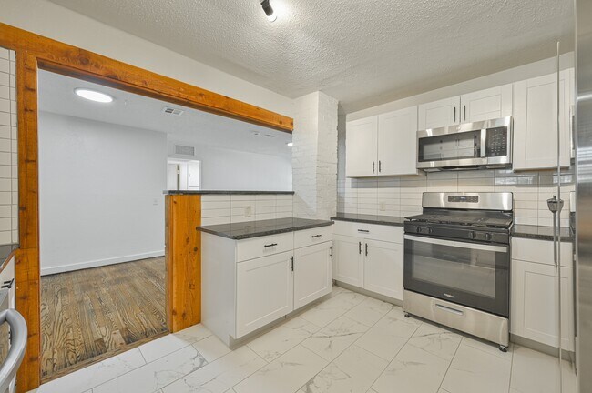 Building Photo - 713 NE 34th Terrace