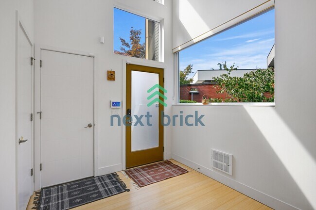 Building Photo - "Spacious 4-Bedroom Seattle Home with 3 Full Baths and 2,420 Sq. Ft. of Comfort!"