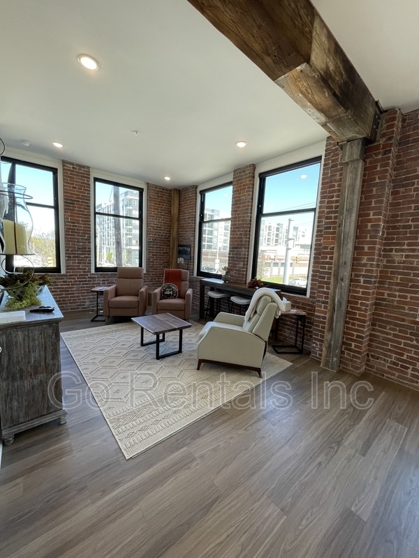 Building Photo - 1329 4th Ave S