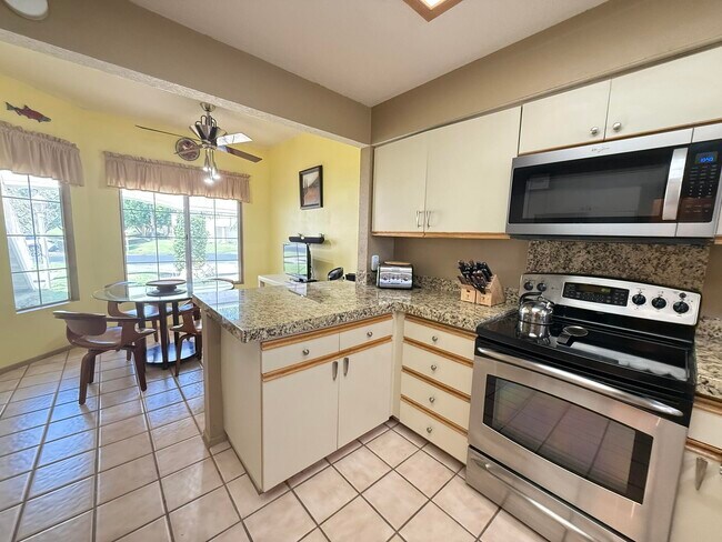 Building Photo - 326 Vista Royale Dr