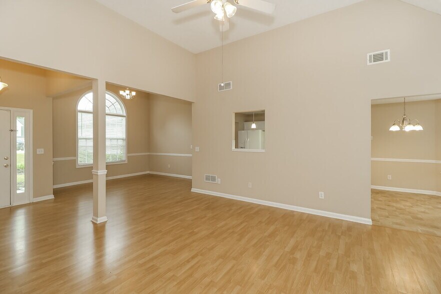 Building Photo - 465 Aristocrat Dr SW