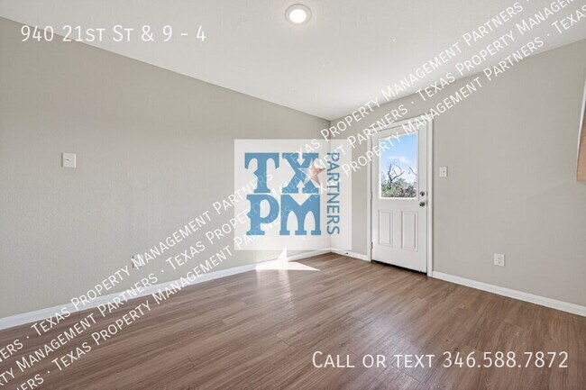 Building Photo - 940 21st St