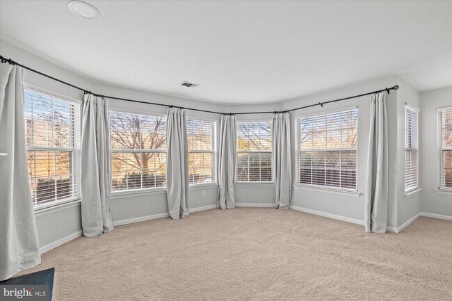 Building Photo - 5600 Willoughby Newton Dr