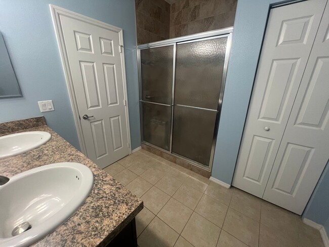 Building Photo - Beautiful 3 bedroom 2 bathroom pool home