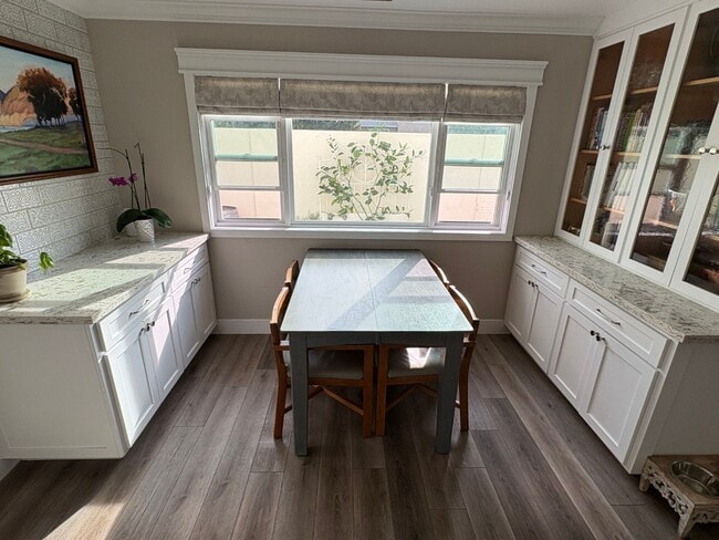 Building Photo - Remodeled Craftsman style 3 bedroom, 3 bathroom home - this is NOT your typical rental - Must See!!