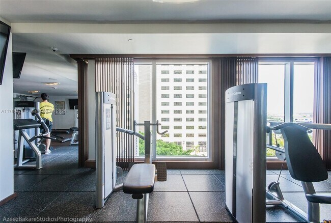 Building Photo - 325 Biscayne Blvd