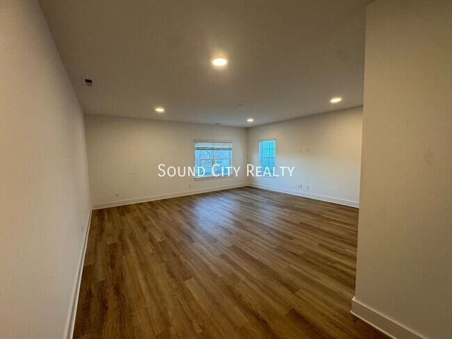 Building Photo - 700 N Dupont Ave