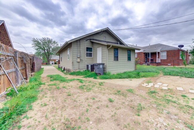 Building Photo - N Denver Ave  Duplex