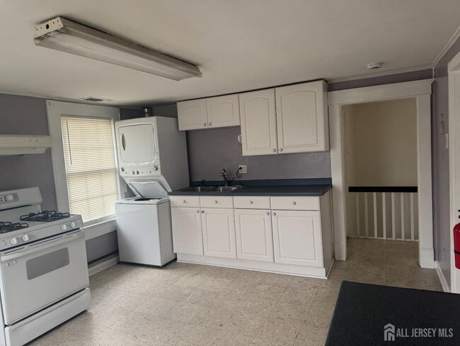 Building Photo - 131 Main St