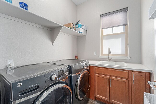 Building Photo - 3 bed/3 bath Amazing House close to Stanle...