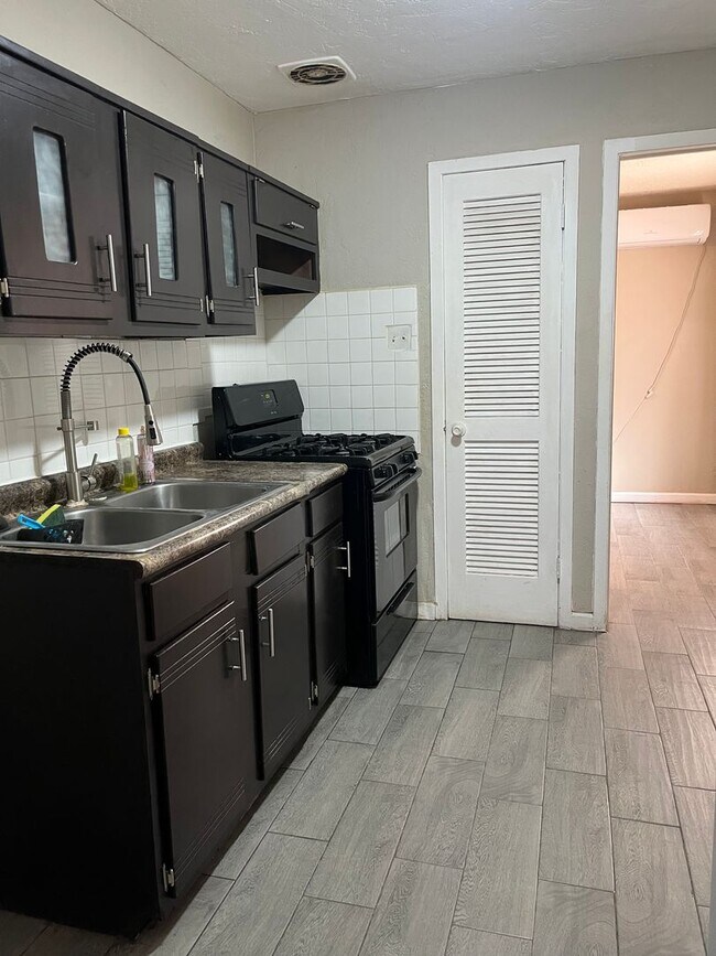 Building Photo - Apartment for rent In Downtown El Paso