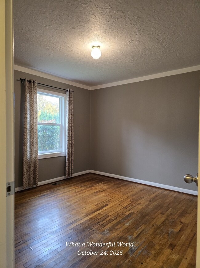 Building Photo - 583 Delmar Dr N