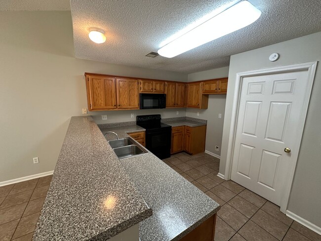 Building Photo - Bright open 3BR/2ba with bonus, 1900 sq feet!  Pets are owner's approval, fees apply.