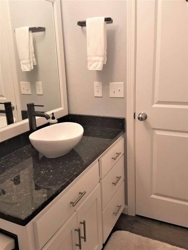 Building Photo - 2114 W 6th St