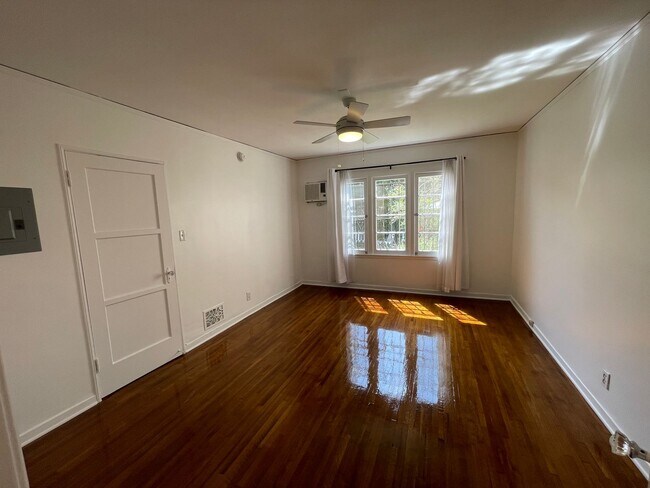 Building Photo - 927 Alandele Ave