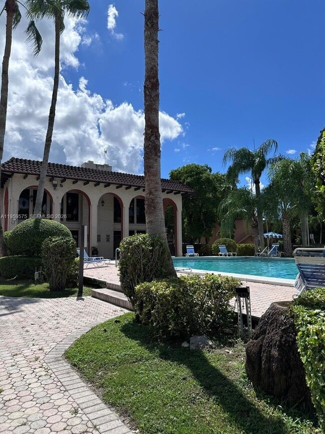 Building Photo - 10786 N Kendall Dr