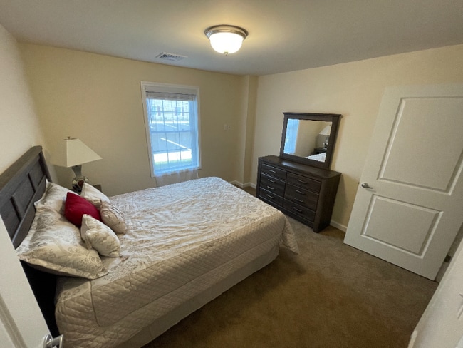 Building Photo - 540 Northend Dr