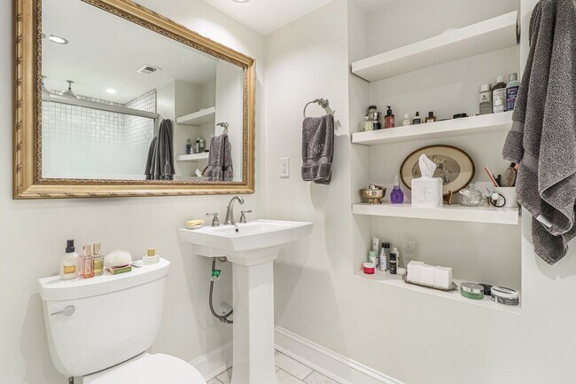 Building Photo - Amazing Adams Morgan Two-Level Condo| Parking included!