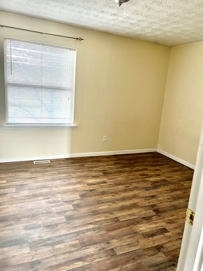 Building Photo - 589 Delzan Plz