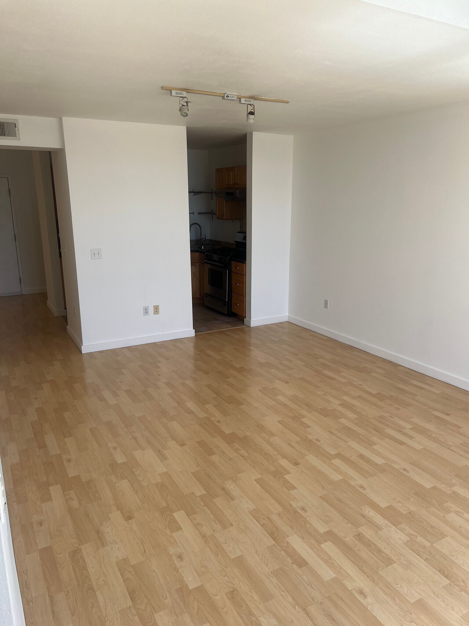 Building Photo - 425 28th St