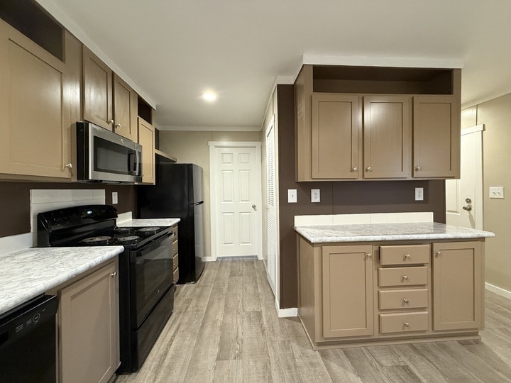 Building Photo - 118 E Semands St