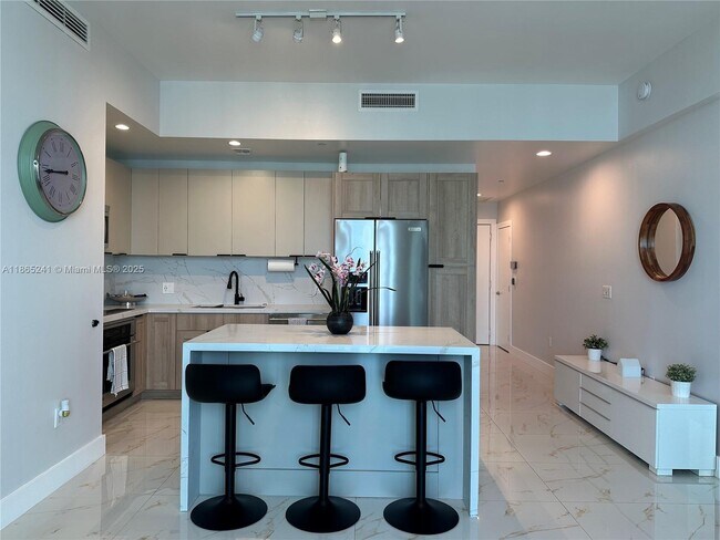 Building Photo - 950 Brickell Bay Dr