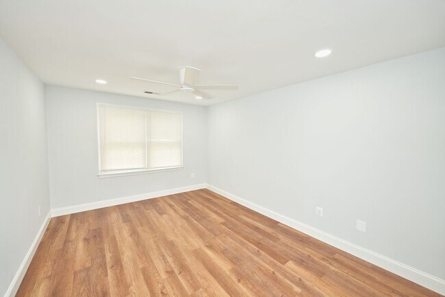 Building Photo - 9900 Kingsbridge Dr