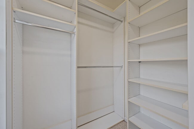 Building Photo - 200 Bridlewood Dr