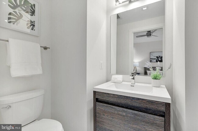Building Photo - Sunny & Spacious NoMa penthouse with off-s...