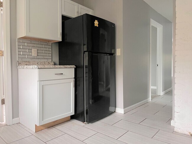 Building Photo - 1025 West Ave