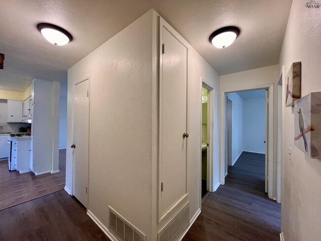 Building Photo - 4723 N Shore Dr