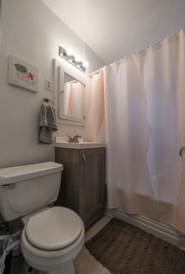 Building Photo - 915 E Ave E