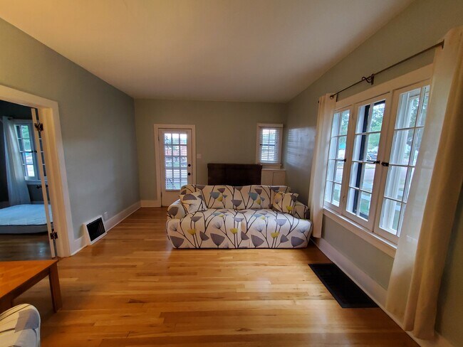 Building Photo - 607 Floral Ave