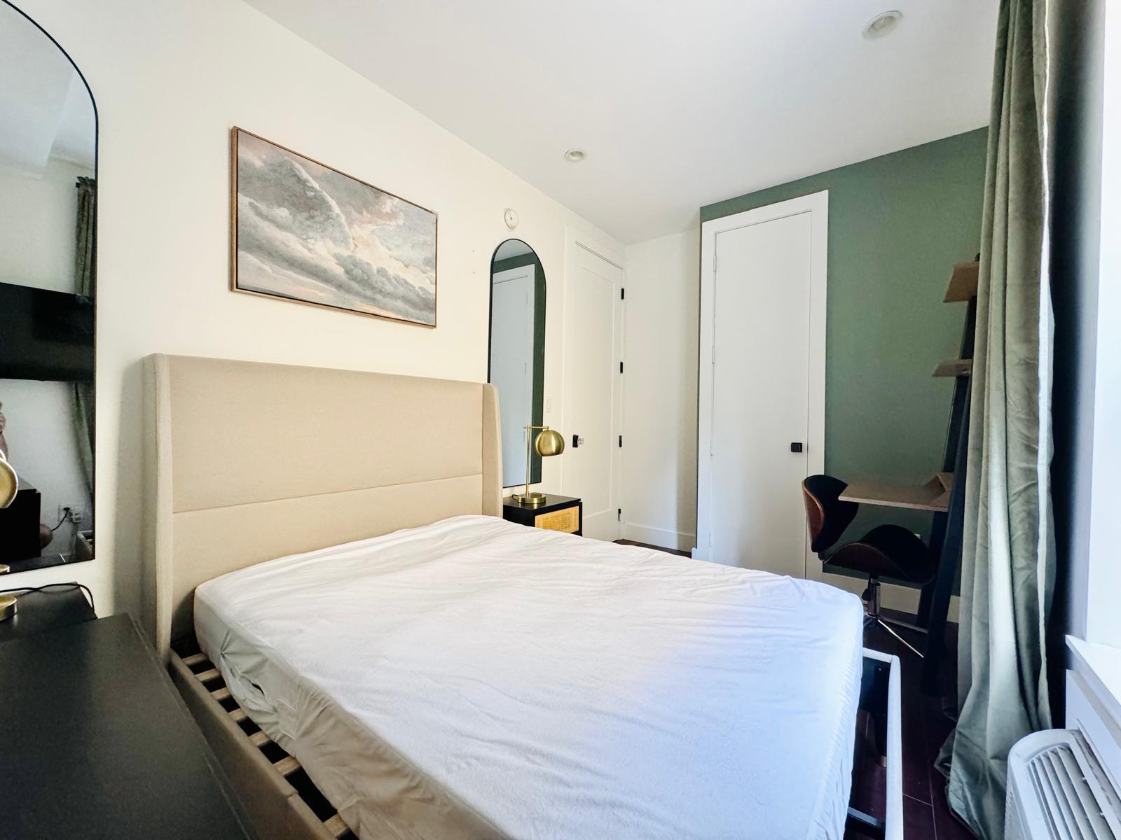 Building Photo - Furnished room/NOT APARTMENT