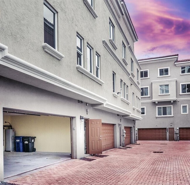 Building Photo - 3035 Riomar St