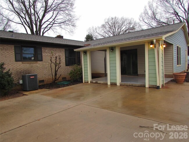Building Photo - 2725 Sloop Rd