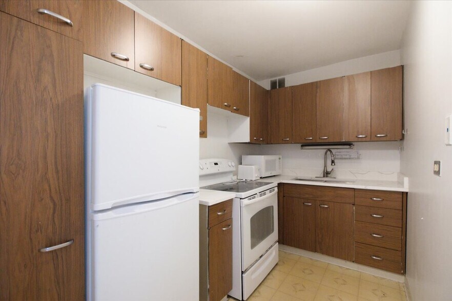 Building Photo - 1700 E 56th St
