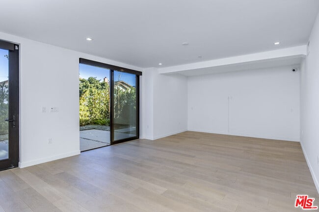 Building Photo - 2019 Barry Ave