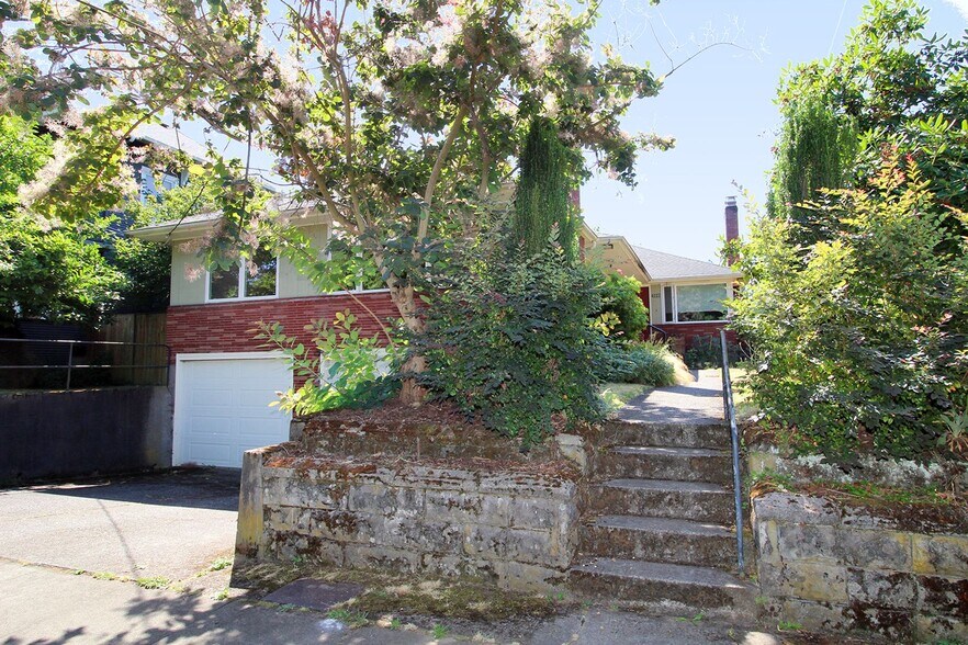 Building Photo - 4118-4118 SE Yamhill St