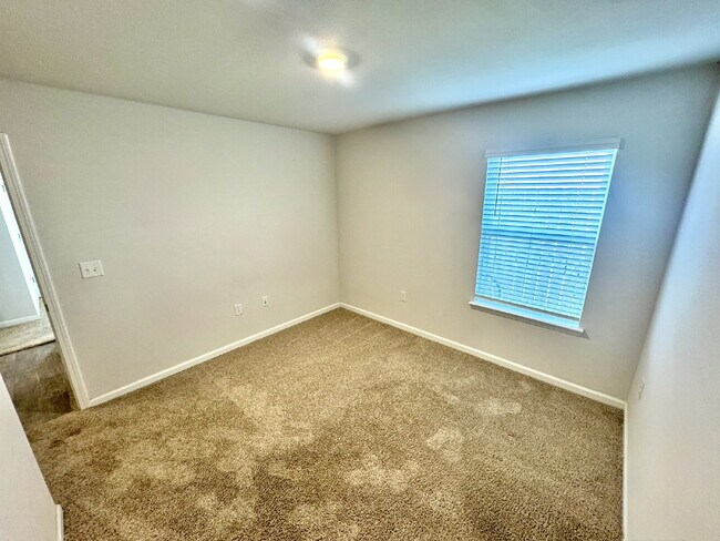 Building Photo - New rental in Brighton Oaks! Conveniently located off Hwy 231, this community conveniently close ...