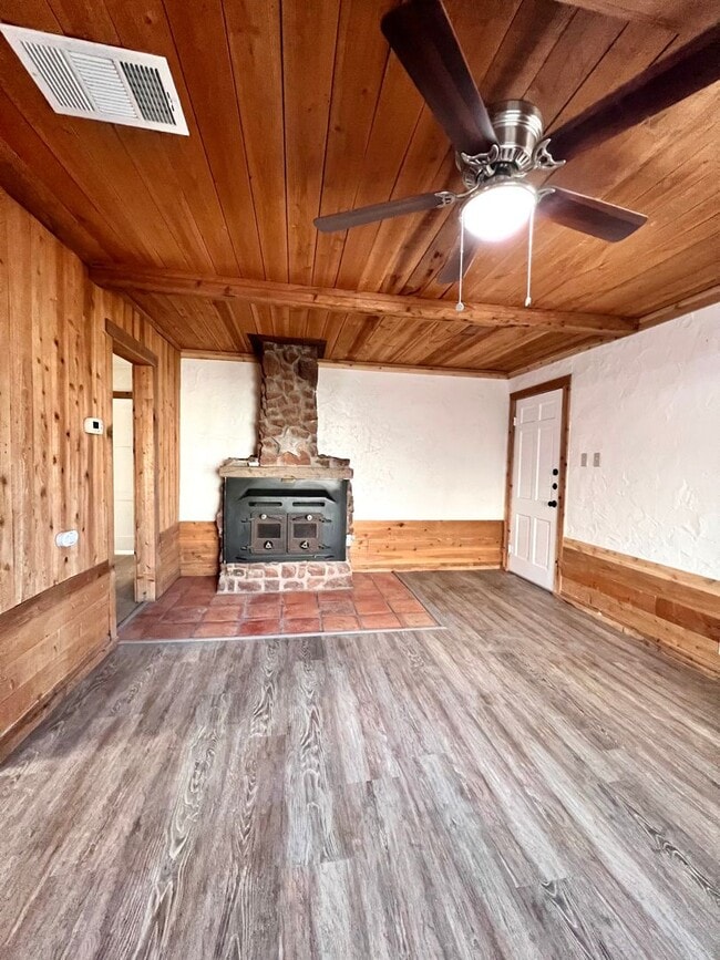Building Photo - Adorable Cottage on Lytle