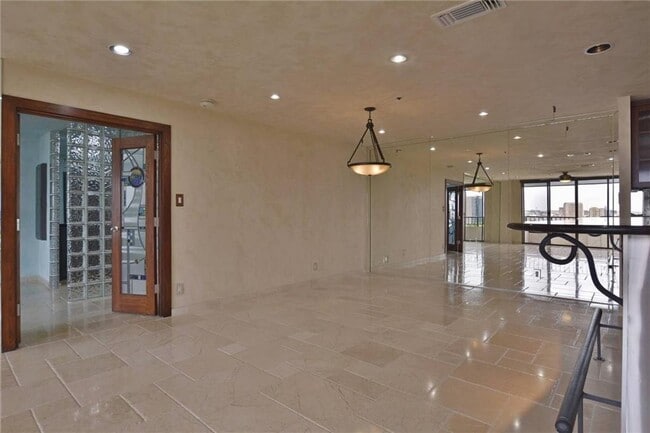 Building Photo - 40 N Interstate Hwy 35