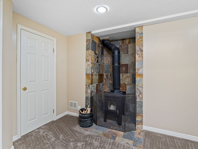 Building Photo - Spacious 5-Bedroom Home for Rent in Sandy, UT