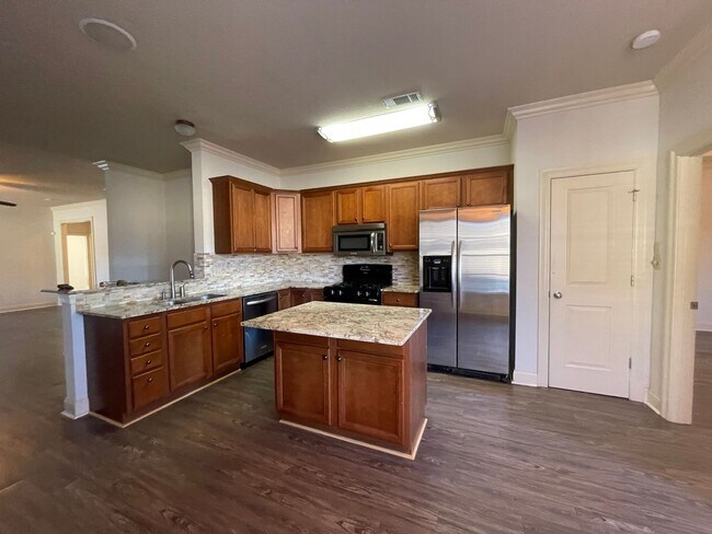 Building Photo - Spacious 3 Bedroom Condo in a Gated Community