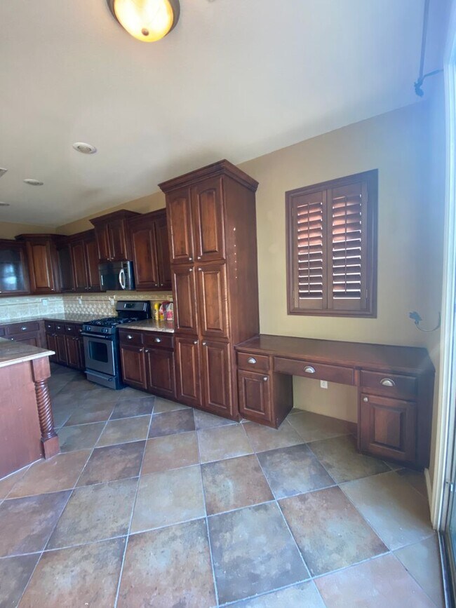 Building Photo - Fabulous Former Model Home!