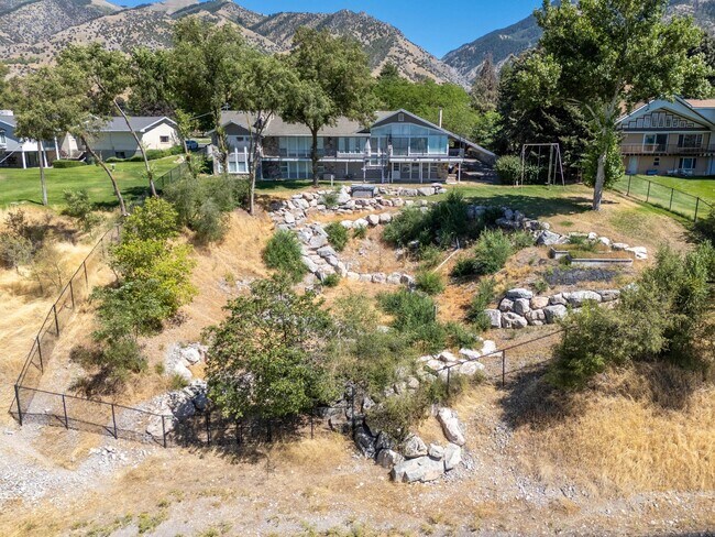 Building Photo - 531 Edgehill Dr