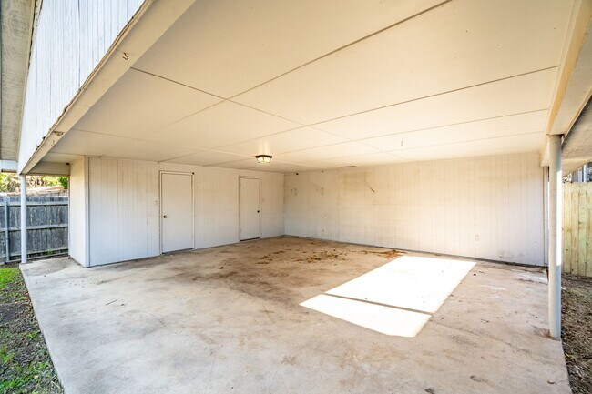 Building Photo - SW Loop 820 - 4304/4306 *Lease Up Only*